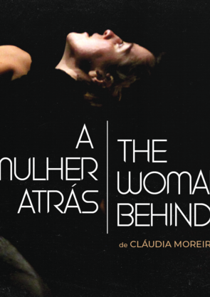 a_mulher_atras_evento