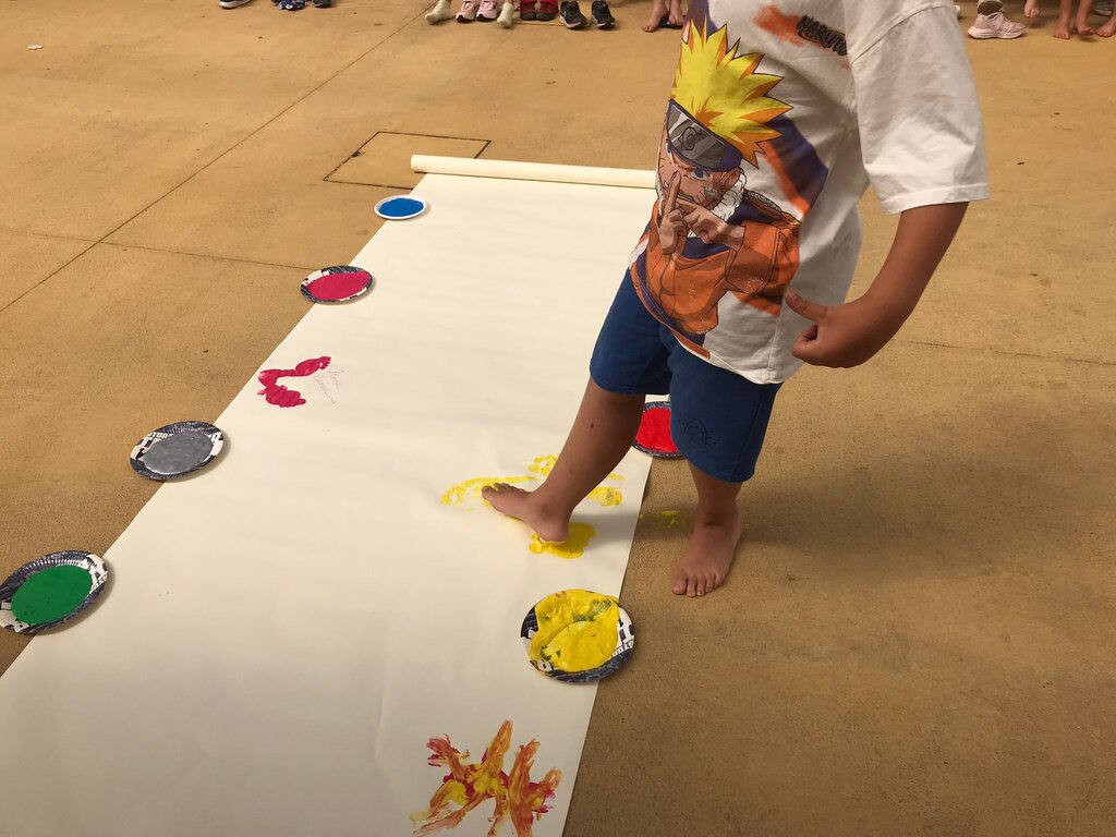 MURAL COM OS PÉS_PEDRAS RUBRAS