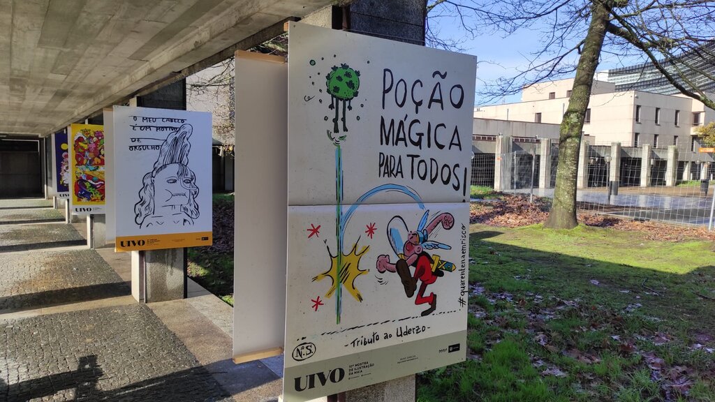 "Um UIVO Fora de Portas"