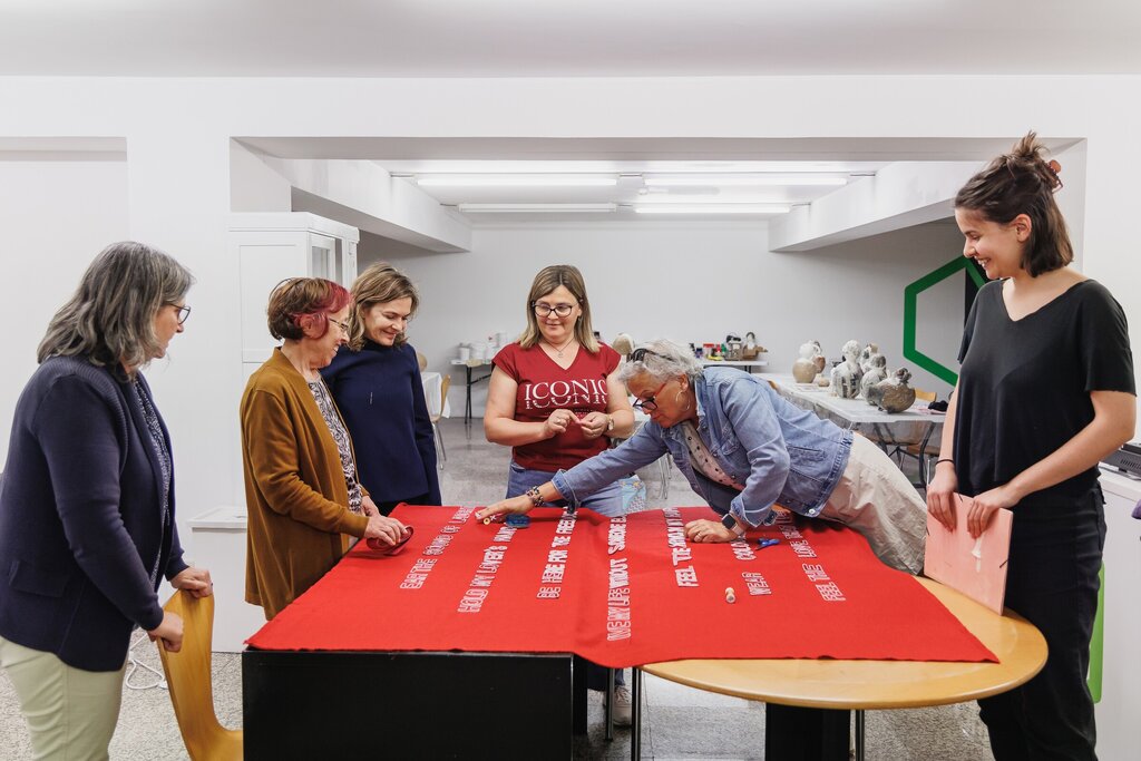 Bienal da Maia 2023 I Yasmine Moradalizadeh Oficina de bordado iraniano: De fora para dentro