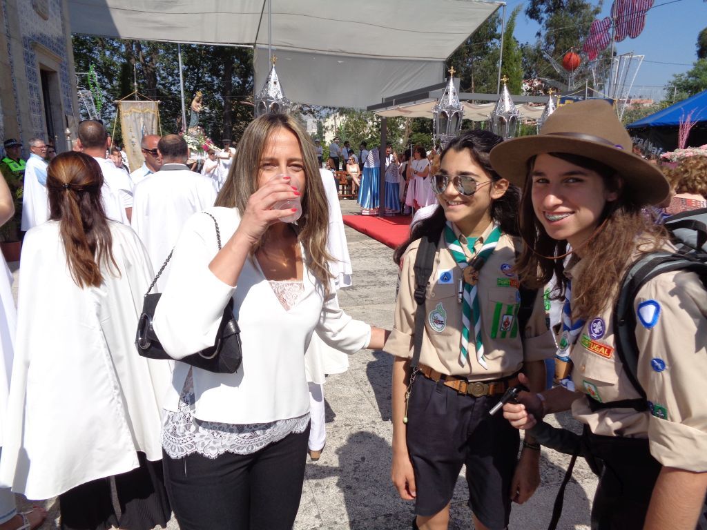 ÁGUA DA MAIA DISTRIBUIDA AOS VISITANTES DAS FESTAS DA CIDADE