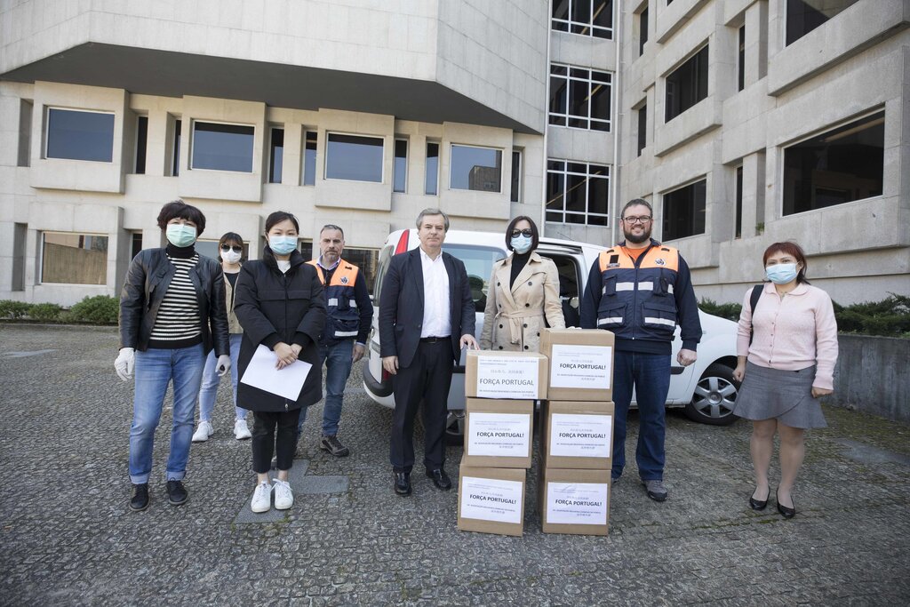 Associação das Mulheres Chinesas do Porto doa 5 mil máscaras de proteção individual à Maia