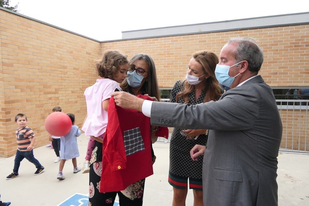 Distribuição de batas escolares às crianças que frequentam a Educação Pré-escolar