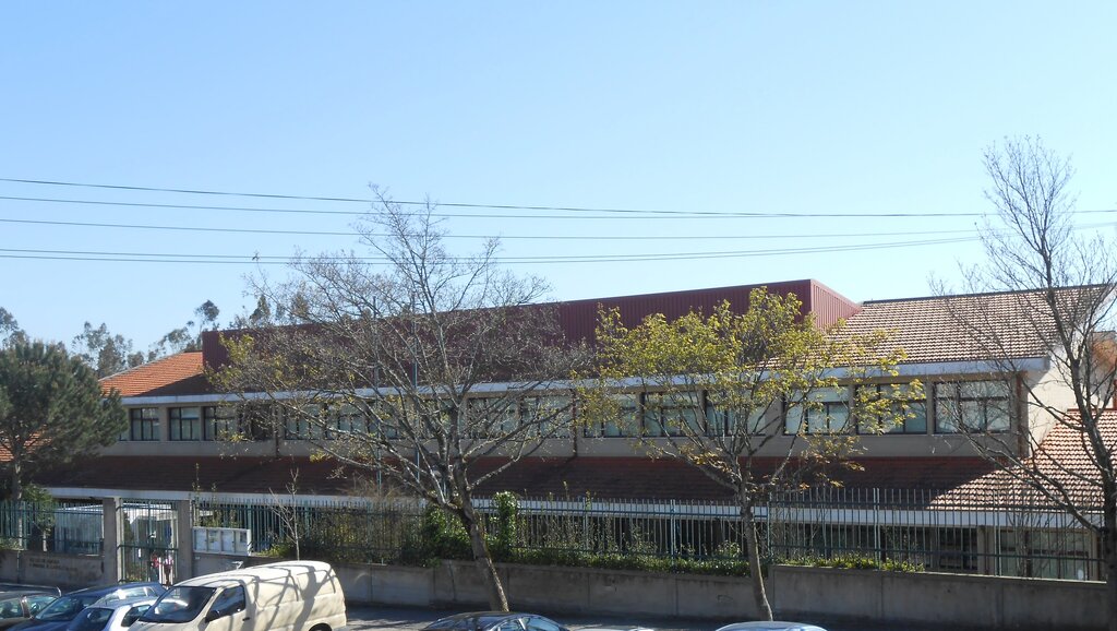 Escola Básica do Castêlo da Maia - projeto de integração paisagística e de construção de espaço d...