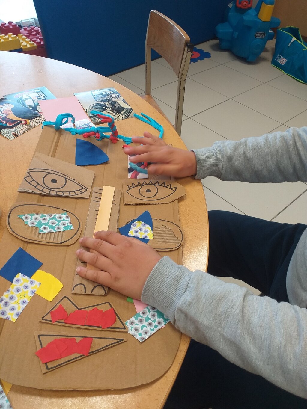 Incluir crianças pelas mãos de Picasso