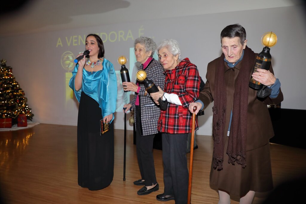 Utentes do Centro de Dia Recebem Globos de Ouro Lar de Nazaré