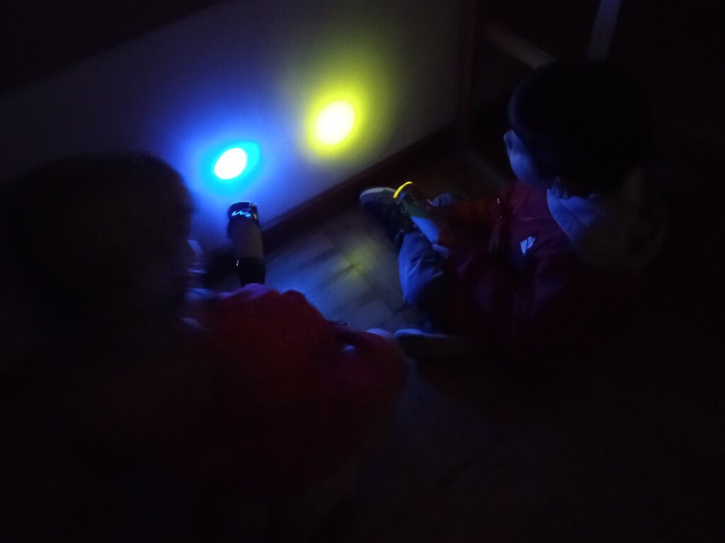 Explorar as cores com playEnglish