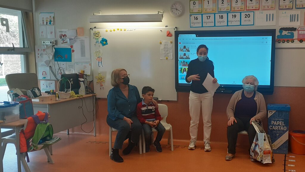 Os Avós regressam à escola