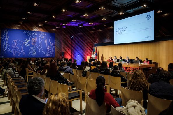 Alunos das escolas do concelho participaram ativamente numa sessão da Assembleia Municipal Jovem