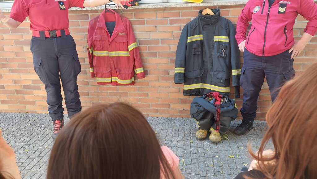 Bombeiros Voluntários de Pedrouços visitam a EB da Giesta