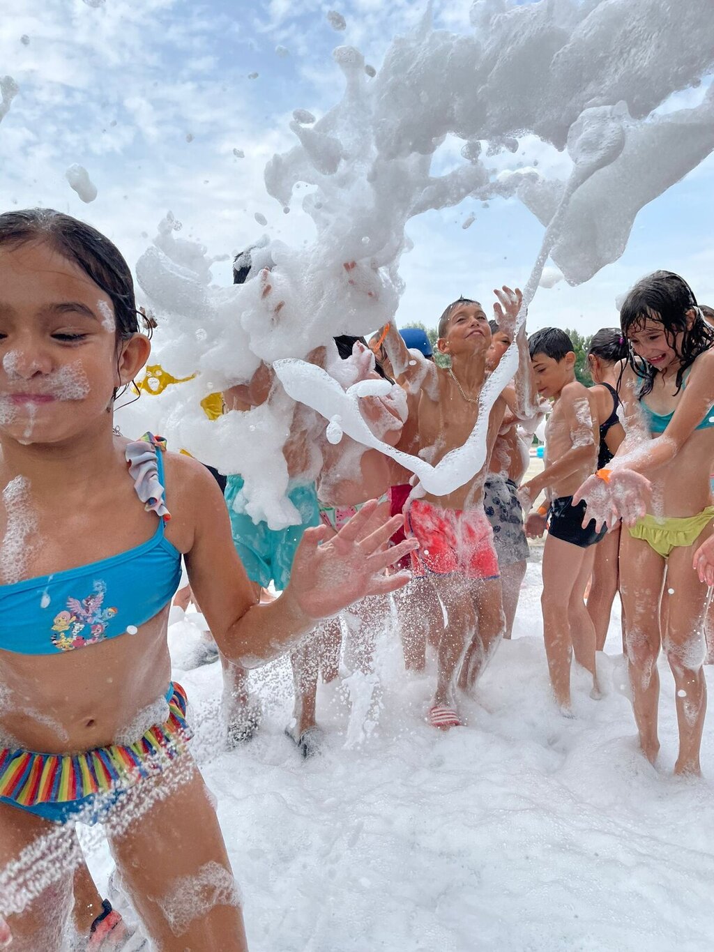 Festa da Espuma, Yoga do Riso e muito mais, no Educação em Férias 2022