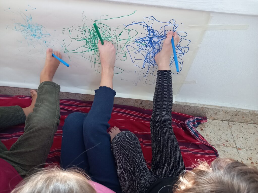 Jogo de equilíbrio e pés artistas em plenaMente