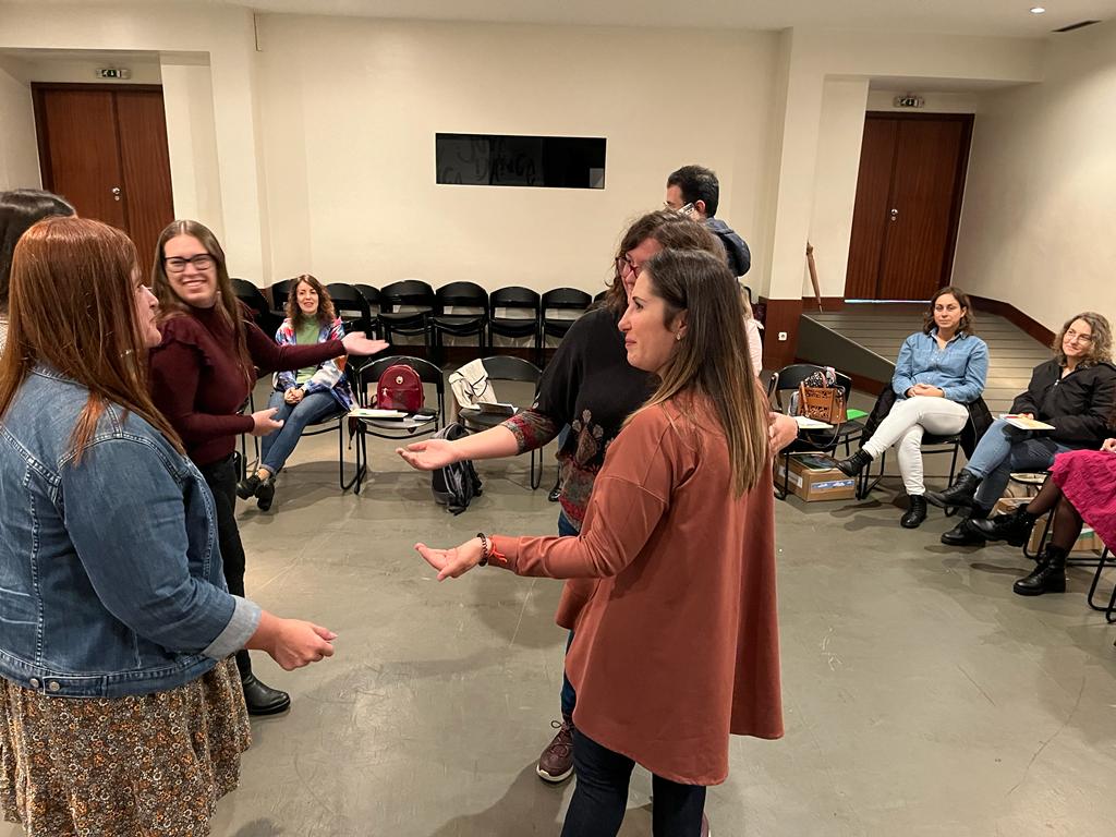 “Hora de Ser” –  APAV capacita profissionais das AEC