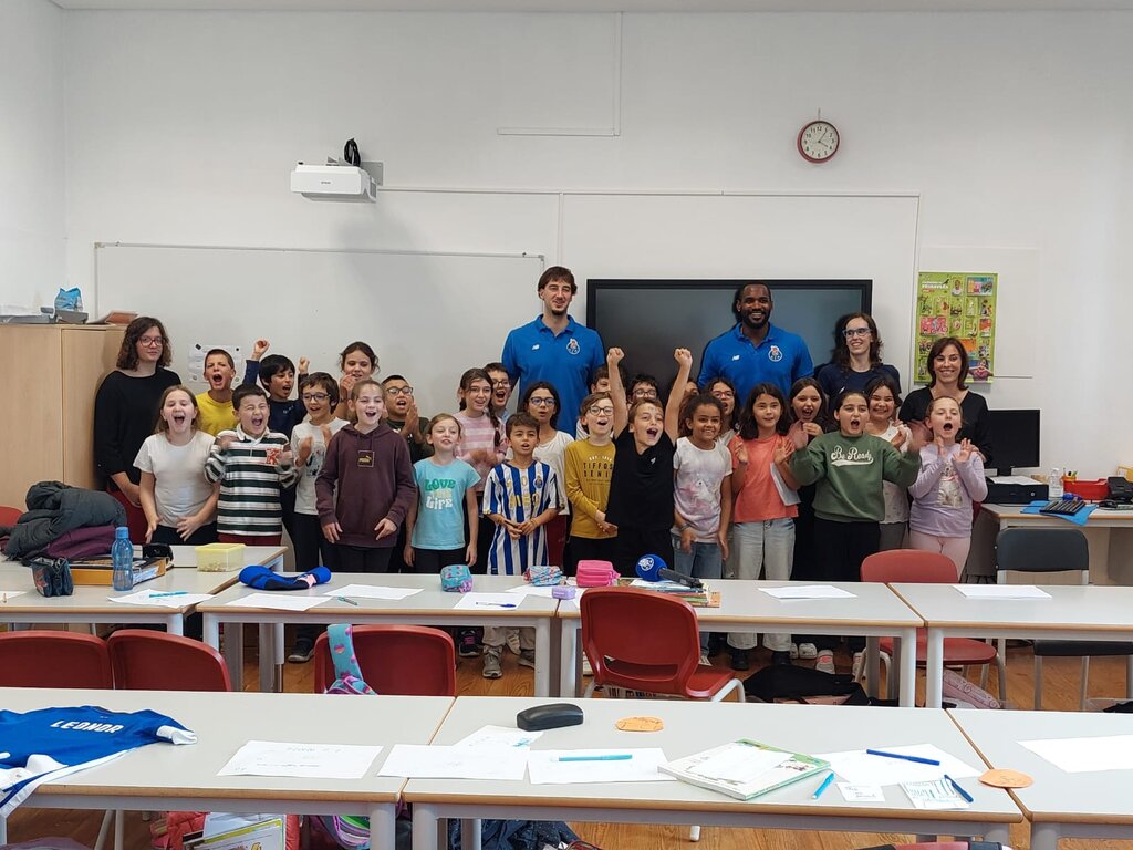 Atletas de Andebol do Futebol Clube do Porto visitam a EB de Crestins