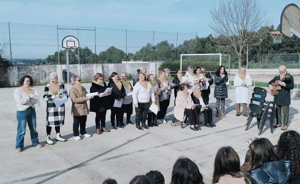 EB do Corim e utentes do Centro de Dia da LPCC cantam as Janeiras