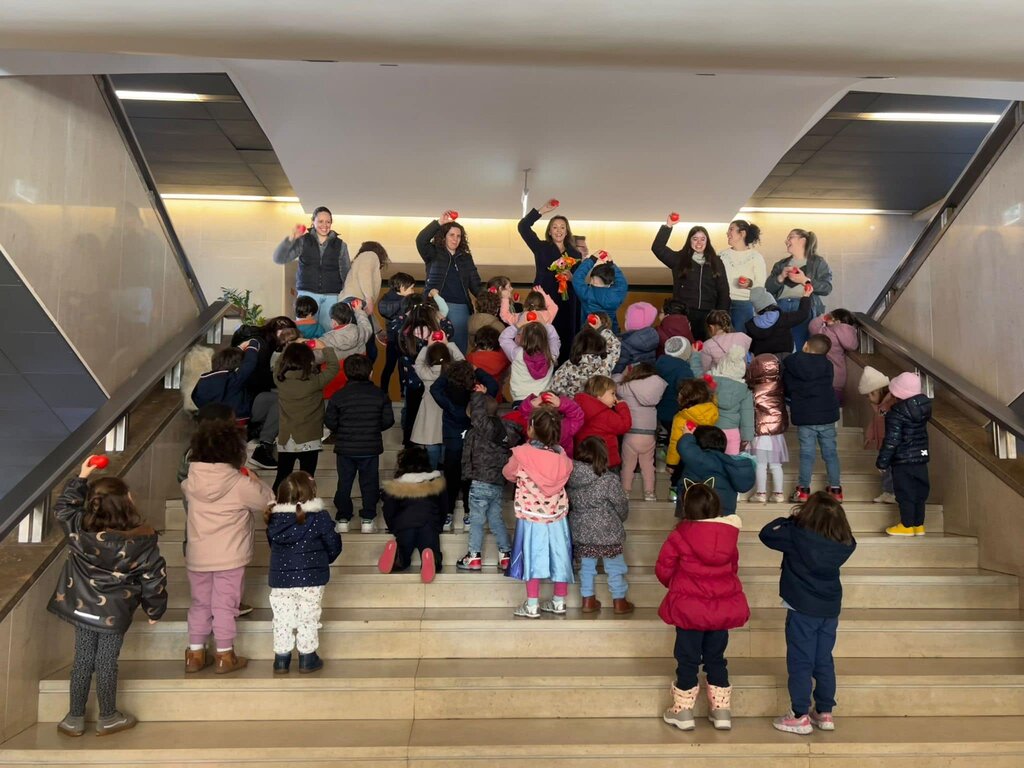 Crianças do Jardim de Infância “O Mundo Pula” encantam com as Janeiras