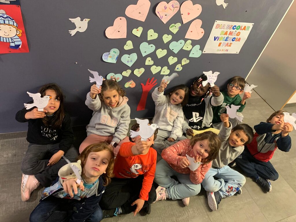 Escolas Assinalam o Dia Escolar da Não Violência e da Paz com Reflexão e Criatividade