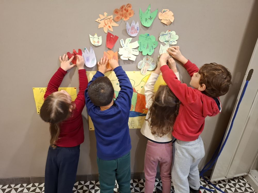 Crianças de Ferreiró criam Flores da Amizade em atividade especial