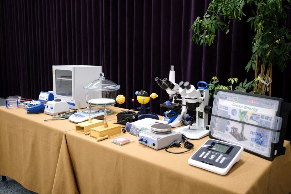 Escola de Águas Santas recebe kit de material laboratorial