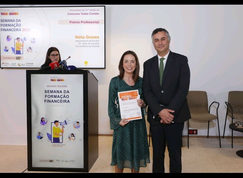 Professora Nélia homenageada pelo Agrupamento de Escolas Dr. Vieira de Carvalho após receber prém...