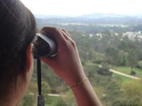 jovem a utilizar os binoculos na torre de vigilancia